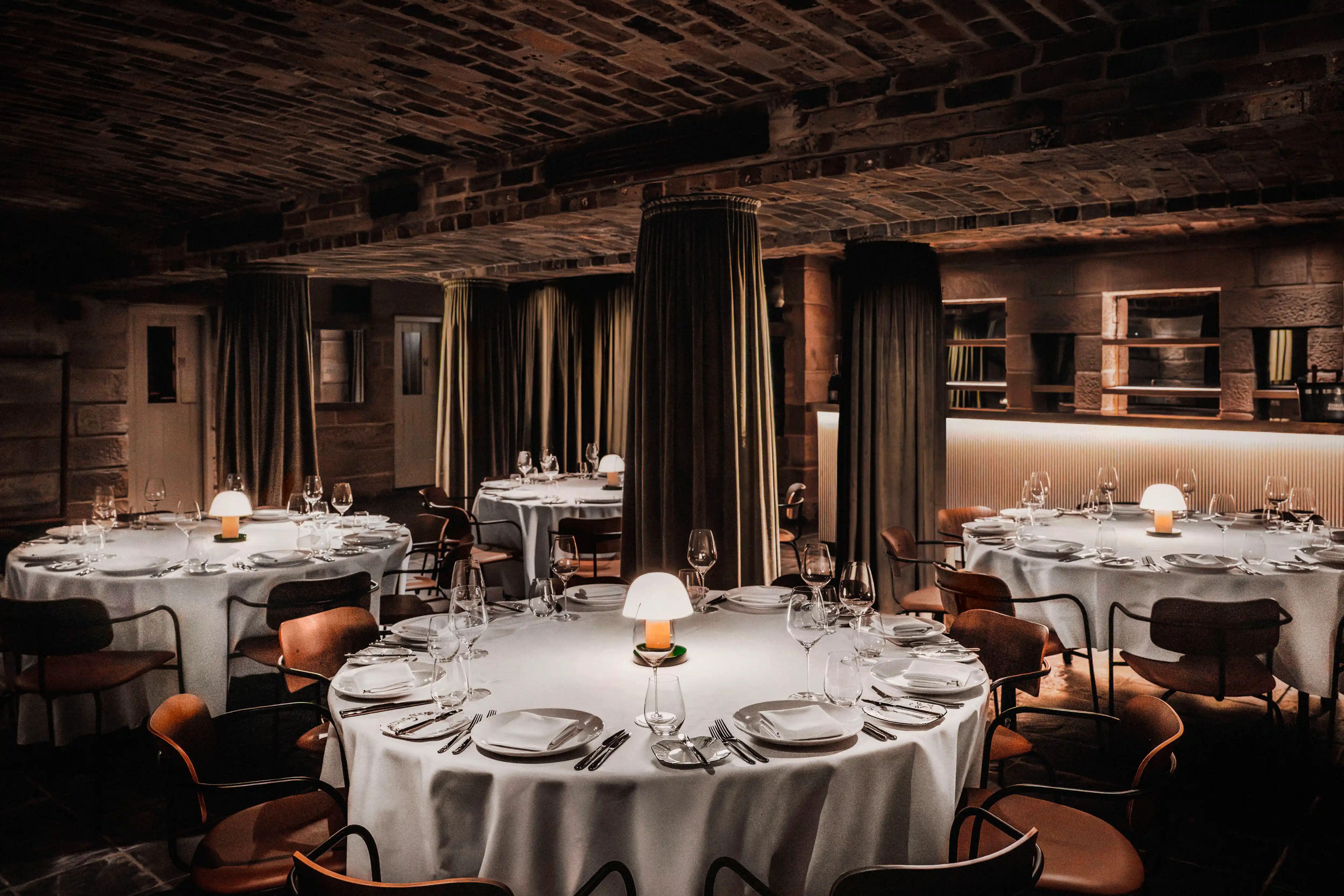 Salon privé d'un restaurant dressé pour un repas de groupe